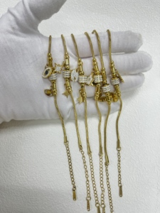 Bracelet en acier inoxydable avec pendentif trèfle à cinq feuilles incrusté de diamants, bracelets pour femmes, bracelets en or DIY pour la vente en gros transfrontalière - Product Image 2