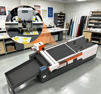 Les machines de découpe à plat CNC sont utilisées pour couper des affiches, des autocollants en vinyle et des emballages en carton.