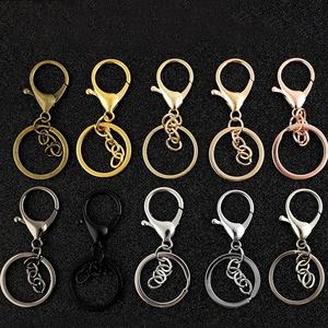 Fivela de lagosta galvanizada de alta qualidade do fabricante, corrente de anel plano, pingente de chaveiro selado a óleo dourado - Product Image 1