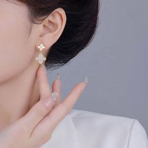 Pendientes de Botón con Diseño de Flor de Cuatro Hojas Elegantes 2025, Latón de Alta Calidad con Circonita, Diseño Único y Estilo Versátil y Moderno - Product Image 2