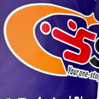 Spanduk Vinyl Terpal PVC Tahan Air, Ringan, Cetak Kustom, Mengkilap, Tahan UV, Portabel untuk Display Iklan