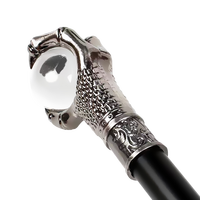 Canne de marche gothique vintage en métal antique avec poignée embossée en forme de griffe de bête tenant une boule orbe blanche, pour seniors