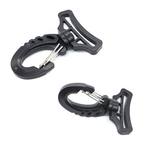 Gancho giratorio de plástico para bolsos y maletas, gancho de doble alambre de 38 mm para correas de mochila, accesorio práctico para colgar bolsos - Product Image 1