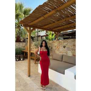 Robe de cocktail rouge avec détail unique au dos - Product Image 2