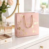 Sac cadeau en papier doré floral personnalisé avec poignée torsadée, sac de shopping de luxe imprimé avec logo personnalisé