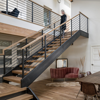 Escalier à double poutre sur mesure avec marches en bois massif et balustrade verticale