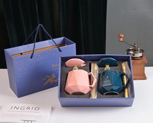 Juego de Tazas de Café de Cerámica de Alta Calidad Starlight Bright para Parejas, Caja de Regalo Roja y Verde con Tapas y Cucharas, Regalo Navideño - Product Image 2
