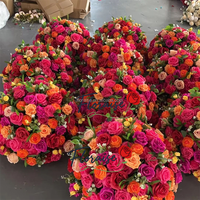 C-258 Vente en gros de boules de fleurs rose bonbon pour centre de table de mariage, centres de table verts pour mariage, fête, décoration de la maison