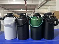 Bouteille d'eau isotherme de 64 oz avec couvercle à paille, sac de transport portable, gourde d'eau d'un demi-gallon avec poignée en paracorde pour la randonnée