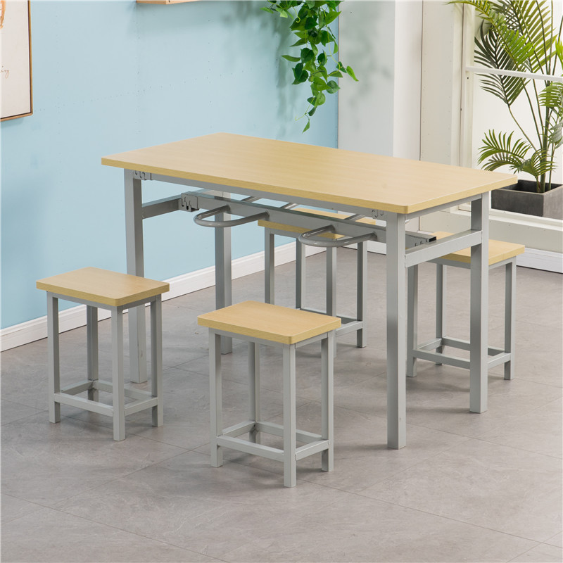 Mesa color roble y 4 taburetes.