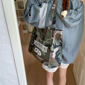 Sacs fourre-tout rétro à motif camouflage pour femmes, sacs fourre-tout en toile de grande capacité pour les voyages en plein air, le camping et le shopping - Product Image 5