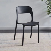 Chaise de salle à manger empilable moderne en plastique PP à prix abordable pour la maison, l'hôtel, l'entrepôt, le bar, l'école, l'appartement et l'atelier