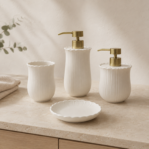 Ensemble de salle de bain élégant en céramique blanche côtelée 4 pièces, bord sculpté en forme de pétale, finition caoutchoutée mate : distributeur de savon/lotion, porte-savon, gobelet - Product Image 2