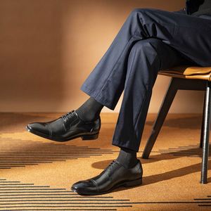 รองเท้าหนังผู้ชายทรงหัวแหลมคุณภาพสูง งานแฮนด์เมด สไตล์ทางการสำหรับธุรกิจ ฤดูร้อน น้ำหนักเบา ระบายอากาศได้ดี พื้นรองเท้าทำจากอีวีเอ - Product Image 4