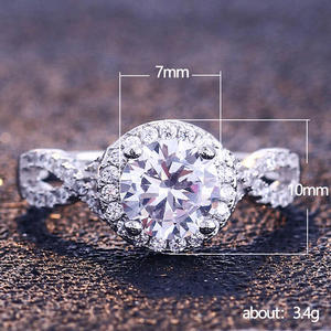 F1279 Anello di Fidanzamento Classico da Donna con Diamante Sintetico Coltivato in Laboratorio Taglio Brillante Rotondo Stile Halo - Product Image 5