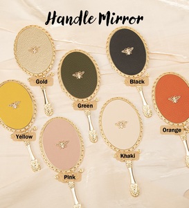Miroir de courtoisie de luxe doré de style victorien avec poignée pliable, support de table, accent abeille 3D, dos en cuir crème, marque privée - Product Image 4
