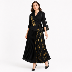 Elegantes Designer-Set im Miyake-Stil: Wickelblazer mit gekerbtem Kragen und plissiertem Rock mit Goldprint-Patchwork - Product Image 2