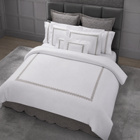 Parure de lit motif Meander, housse de couette et taies d'oreiller blanc cassé, broderie grise, linge de lit contemporain pour hôtel