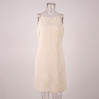 Robe longue blanche élégante à col halter avec embellissement floral 3D fait main et ceinture noire assortie pour tenue de mariage estivale