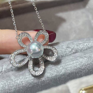 Colgante de Plata S925 con Perla en Forma de Flor, Perla Akoya Gris Casi Redonda de 8-8.5mm, Colgante de Perla con Acabado Impecable y Elaboración Artesanal - Product Image 2