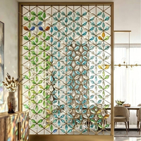 Paravent de séparation en verre personnalisé avec cadre métallique autoportant pour intérieur, idéal pour hall d'hôtel, villa, projet commercial, décoration
