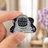 Broche personnalisée en métal argenté pour émail souple, motif casque d'astronaute, visière, ciel étoilé et paillettes spatiales