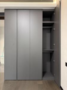 <span class=keywords><strong>Armario</strong></span> de Dormitorio <span class=keywords><strong>Empotrado</strong></span> de Madera Moderna Gris Brillante Personalizado, Compartimentos Ocultos, Diseño de 6 Puertas, Estantes Ajustables - Product Image 1