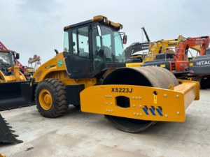 รถบดอัดดินแบบดรัมเดี่ยว Heavy Duty XS223J ขนาด 22 ตัน เครื่องยนต์ดีเซล ได้รับการรับรองมาตรฐาน CE และ EPA สำหรับงานปรับพื้นถนน - Product Image 3
