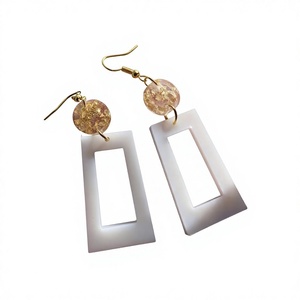 Boucles d'oreilles romantiques en résine florale – Bijoux botaniques faits à la main avec des détails transparents élégants - Product Image 4
