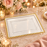 Assiette de présentation rectangulaire élégante en plastique transparent avec bordure dorée perlée, texture luxueuse, pour la décoration de table de mariage ou de banquet
