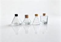 Bouteille d'huile aromatique en verre transparent de forme conique moderne de 100 ml et 200 ml, flacon vide en verre carré pyramidal pour diffuseur à bâtonnets avec bouchons