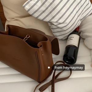[แบรนด์] กระเป๋าสะพายไหล่ผู้หญิง สีน้ำตาลเข้ม PU สไตล์มินิมอล ฝาปิดแบบแม่เหล็ก กันน้ำ กระเป๋าสะพายข้างสำหรับเดินทาง - Product Image 3