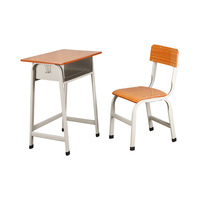 Chaises et tables d'école colorées avec des motifs décoratifs pour les célébrations et les événements, les salles informatiques et les salles de technologie