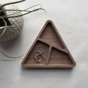 Triangle attraper tout plateau bois petit plateau à bijoux porte-bibelot en bois anneau plat - Product Image 1