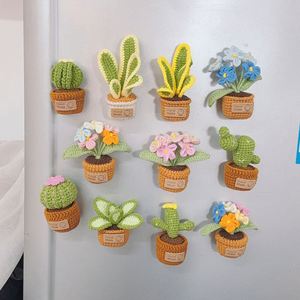 Décoration d'intérieur : Aimants de réfrigérateur au crochet, mini plantes en peluche faites à la main (cactus, fleurs, plantes en pot) – Vente directe usine - Product Image 1