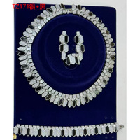 Ensemble de bijoux de luxe en or du Moyen-Orient avec coquille blanche, agate noire, zircone cubique, collier ras du cou, boucles d'oreilles, bague et bracelet