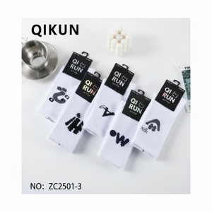 Calzini da uomo alla moda bianchi ad alta elasticità antiscivolo in poliestere traspirante con stampa digitale per gli stili di Business sportivi quotidiani - Product Image 1