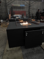 Table de feu au gaz carrée d'extérieur avec télécommande, réservoir de propane dissimulé, pare-vent en verre pour patio et jardin