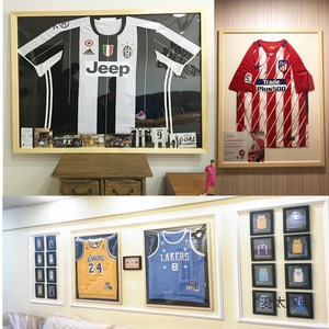 กรอบใส่เสื้อกีฬาแบบ Shadow Box ไม้เนื้อแข็งคุณภาพสูง สีดำแดง ช่องใส่รูป 2 ช่อง ของที่ระลึกสำหรับแฟนคลับ ติดผนัง ของขวัญ จำหน่ายส่ง รับผลิตแบบ OEM ODM - Product Image 2