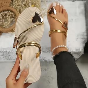 Sandalias de verano con botones decorativos en forma de corazón, sandalias de suela plana con diseño sin cordones y cordones adjuntos, chanclas de playa. - Product Image 1