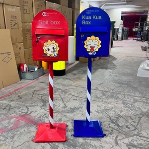 ตู้จดหมายเหล็กดัดแนวตั้งสไตล์วินเทจ พร้อมกุญแจและกล่องรับข้อเสนอแนะ ตู้จดหมายสีแดงตั้งพื้นสำหรับภายนอกอาคาร ผลิตในประเทศจีน - Product Image 2