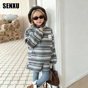 Faites sensation à chaque pas : Ensemble de survêtement rayé à capuche pour bébé, doux et tendance pour l'extérieur - Product Image 2