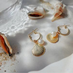 Modernos Pendientes de Aro de Acero Inoxidable con Diseño de Ola, Perlas y Conchas Marinas, Chapados en Oro de 18K, Resistentes al Deslustre, para Mujer - Product Image 1