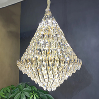 Lustre en cristal transparent de luxe en forme de grande pyramide dorée à plusieurs niveaux pour hall de villa, foyer