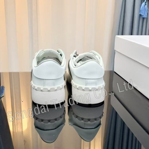 Sneakers de skate de luxe unisexes, chaussures de marche en cuir de haute qualité avec clous, style homme - Product Image 6