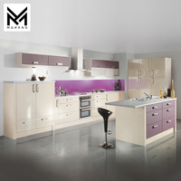 Cuisine moderne italienne sur mesure, finition brillante, avec armoires de cuisine modulaires contrastées noir et blanc, îlot central et appareils encastrés