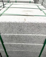 Bordure de trottoir en granit gris courbé sur mesure, finition martelée, durable et écologique pour allées de villas et construction routière