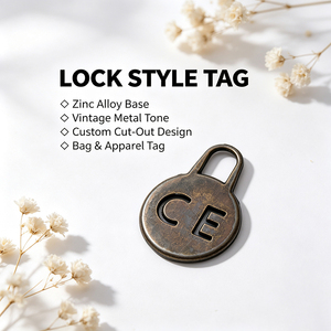 Pendentif breloque en alliage de zinc or rose avec logo personnalisé et motif floral ajouré pour vêtements, accessoires de maroquinerie et sacs à main - Product Image 2