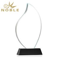 Trophée en cristal noble en forme de flamme en verre transparent pour les récompenses de l'excellence en service, personnalisable