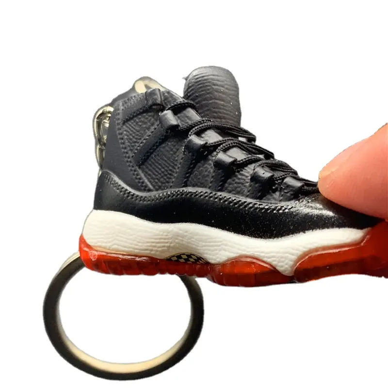 حذاء رياضي سلسلة مفاتيح ثلاثية الأبعاد مع كرة السلة ، أحذية رياضية صغيرة ثلاثية الأبعاد كيرينغ للرجال وسلاسل المفاتيح للنساء هدية (زوج)